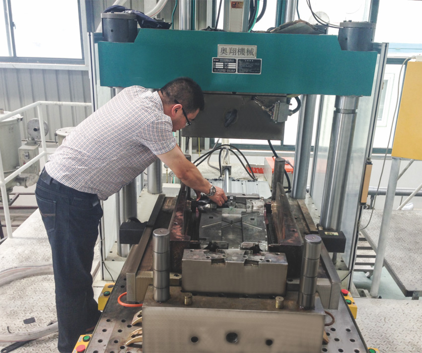 大型嵌件注塑專用機(jī)